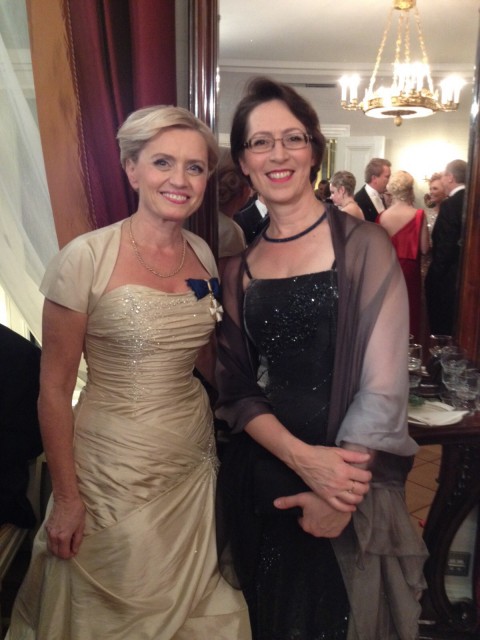 Kristillisdemokraattien entinen ja nykyinen puheenjohtaja yhteiskuvassa Linnan juhlissa. Päivi Räsänen osallistui juhliin 21. kerran, Sari Essayah'lle vastaanotto oli kahdestoista.