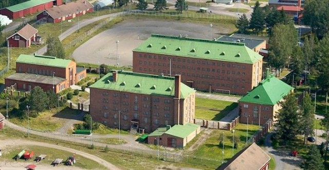 Konnunsuon vankila-alue Joutsenossa toimii nykyisin vastaanottokeskuksena ja säilönä. Sinne perustettiin ihmiskaupan uhrien auttamisjärjestelmä Räsäsen toimiessa sisäministerinä.