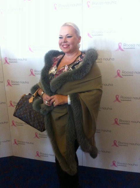 Huikeaa oopperauraa tekevä sopraano Johanna Rusanen-Kartano esiintyy Martinus-salin Roosa Nauha -konsertissa 4. lokakuuta. Muita solisteja ovat Paula Koivuniemi, Arja Koriseva, Sanni, Lenni-Kalle Taipale, Anna Abreu, Waltteri Torikka ja Eveliina. Konsertin juontajakaksikossa ovat uutisankkuri Peter Nyman ja rintasyöpähoitoja läpikäyvä Heidi Sohlberg. Konsertti nähdään myös MTV3:lla.