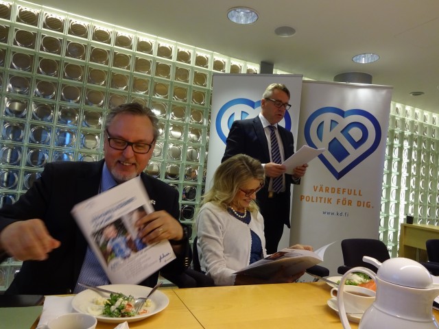 Kristillisdemokraattien kansanedustajat esittelivät tänään syksyn suurtyötään, KD:n vaihtoehtoa valtion ensi vuoden budjetiksi. Kirjaseen mahtuu parannuksia miljardin euron edestä. – Hallitus saa vapaasti varastaa ideat, KD:n eduskuntaryhmän puheenjohtaja Peter Östman sanoi. 