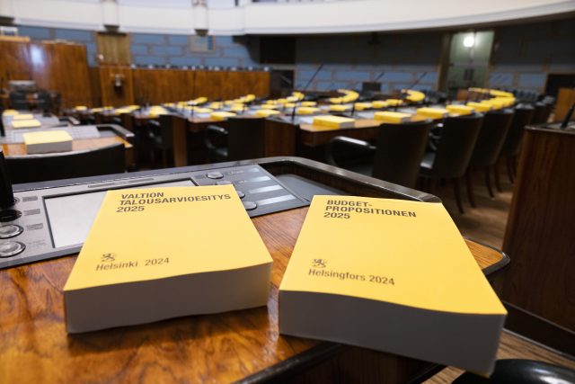 Valtion talousarvioesitys 2025 jaettiin tänään kansanedustajille täysistuntosaliin. Kuva: Hanne Salonen / Eduskunta